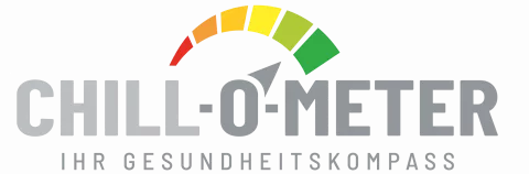 Logo mit dem Schriftzug "CHILL-O-METER" in großen Buchstaben. Über dem Text befindet sich ein halbkreisförmiger Indikator in den Farben Rot, Gelb und Grün. Unter dem Haupttitel steht der Slogan "IHR GESUNDHEITSKOMPASS" in kleineren Buchstaben. Der Hintergrund ist hell und neutral.