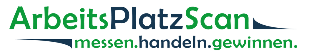 Alt-Text (barrierefrei, deutsch): Logo mit dem Schriftzug „ArbeitsPlatzScan“: „Arbeits“ in grüner, „Platz“ in dunkelblauer und „Scan“ wieder in grüner Schrift. Darunter in kleinerer grüner und dunkelblauer Schrift der Slogan „messen.handeln.gewinnen.“, wobei „messen.“ und „gewinnen.“ grün und „handeln.“ dunkelblau gefärbt sind. Links unter dem Hauptschriftzug befindet sich ein dunkelblauer, nach rechts spitz zulaufender Balken, rechts oben am Wortende ein spiegelbildlicher dunkelblauer Keil. Weißer Hintergrund.