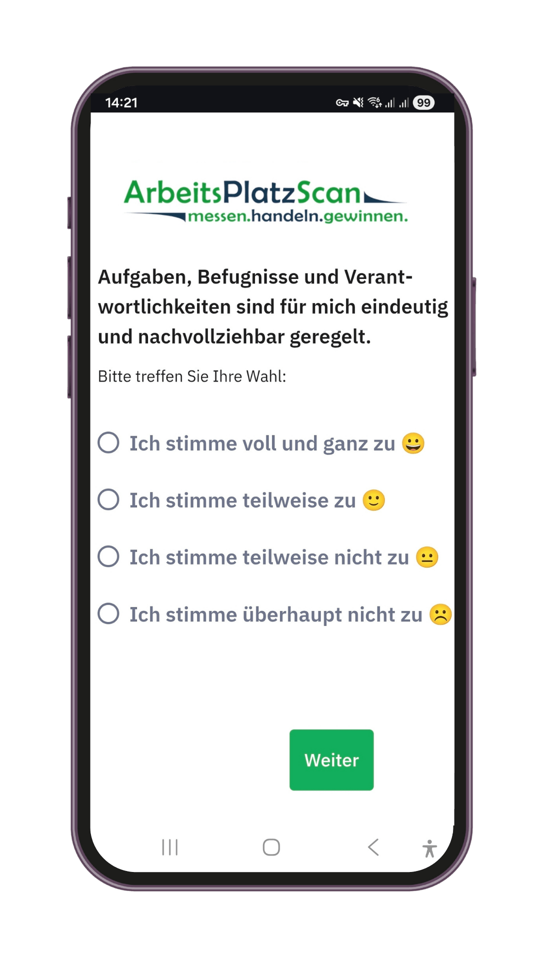Smartphone zeigt Umfrage des ArbeitsPlatz-Scan zur Arbeitsorganisation und Arbeitszeit mit vier Antwortmöglichkeiten von Zustimmung bis Ablehnung und einem grünen Weiter-Button.